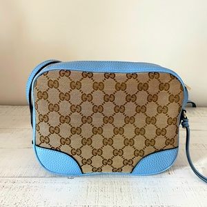 GUCCI Bree camera bag with gg supreme canvas and sky blue leather trim